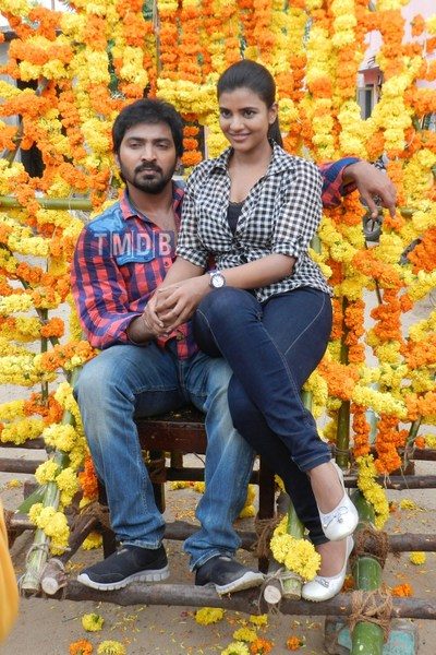 ஹலோ நான் பேய் பேசுறேன் / Hello Naan Pei Pesuren (2016)